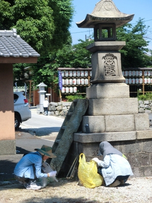 989-よど神社美化　須山さん、古賀さん.JPG